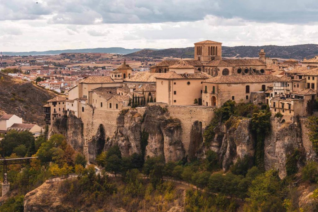 Blick auf die hängenden Häuser von Cuenca Spanien