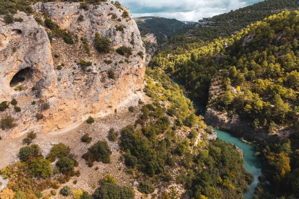 Wilde Bergregion und Flußtal in Kastilien-La Mancha