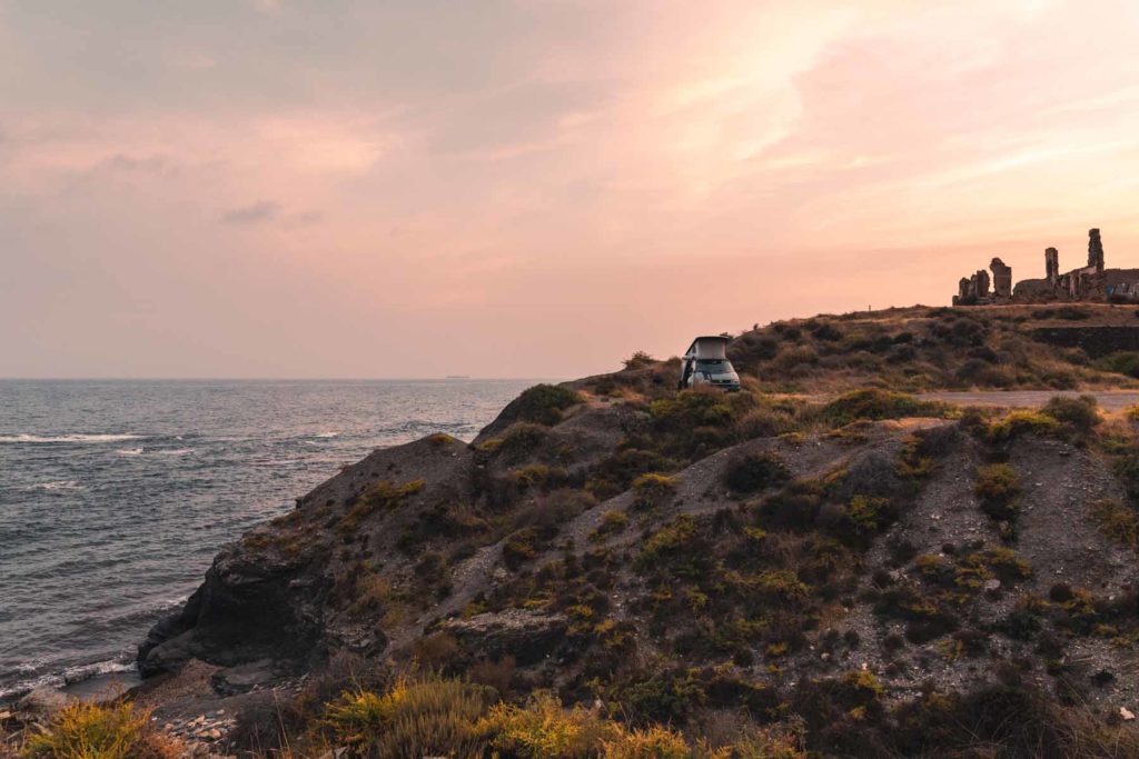 Freistehen mit dem Camper in Spanien direkt am Meer mit Lost Places im Hintergrund