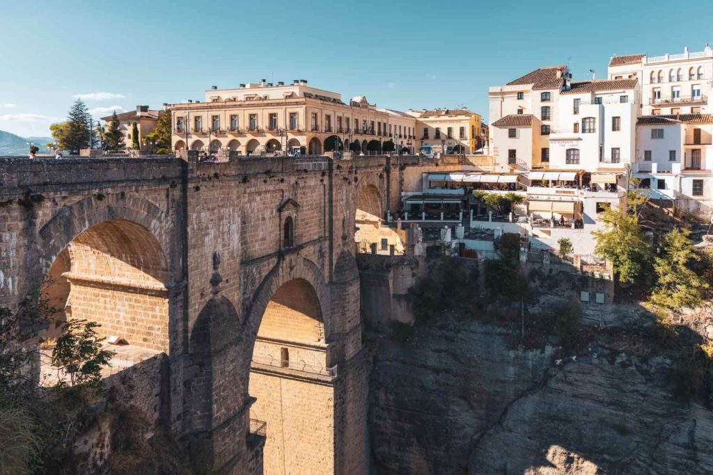 Blick auf die Puente Nuevo und die Altstadt von Ronda Andalusien Spanienien
