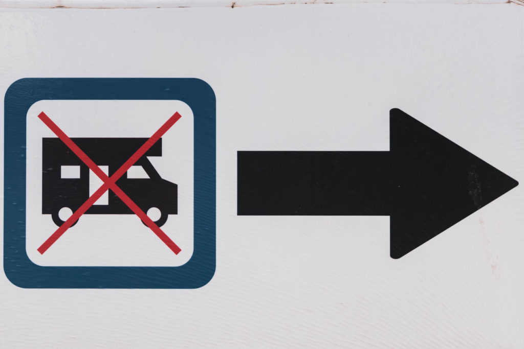 Algarve Roadtrip mit dem Camper - Durchfahrt für Wohnmobile verboten Schild