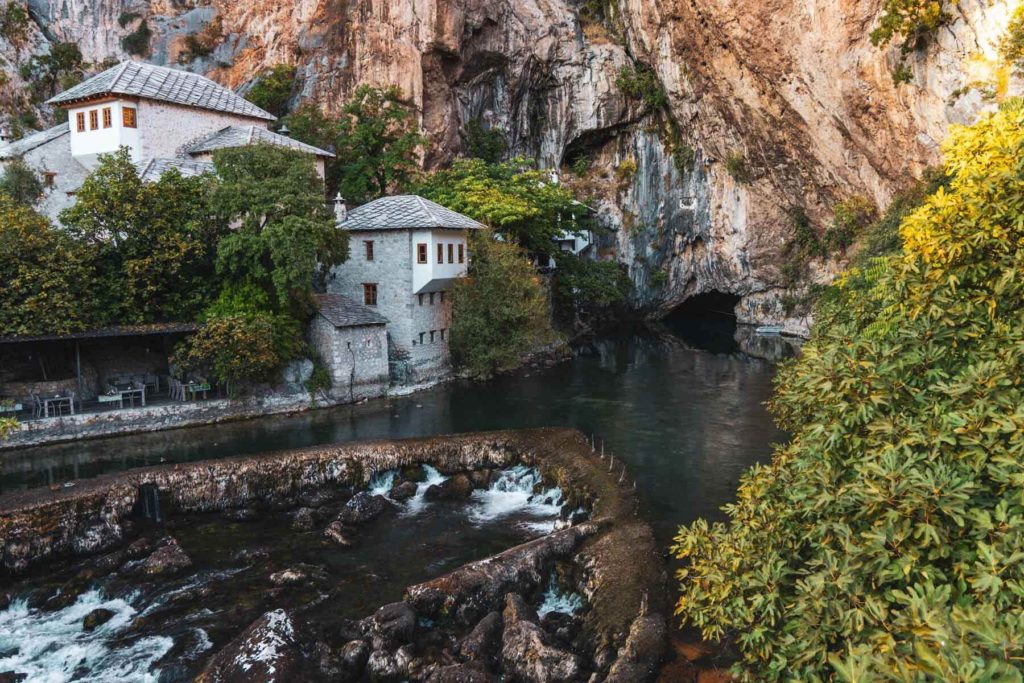 Das Derwischkloster von Blagaj vor der Karsthöhle - Bosnien und Herzegowina
