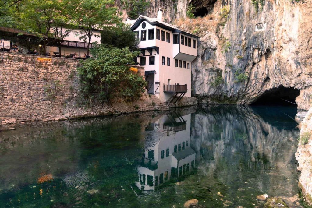 Das Derwischkloster von Blagaj spiegelt sich in der Karstquelle von Blagaj - Bosnien und Herzegowina