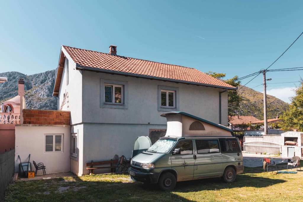 Privater Stellplatz für Wohnmobile in einem Hinterhof in Mostar - Bosnien Roadtrip mit dem Camper