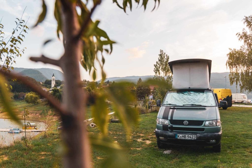 Camping am Rama Stausee mit VW T4 California in Bosnien und Herzegowina
