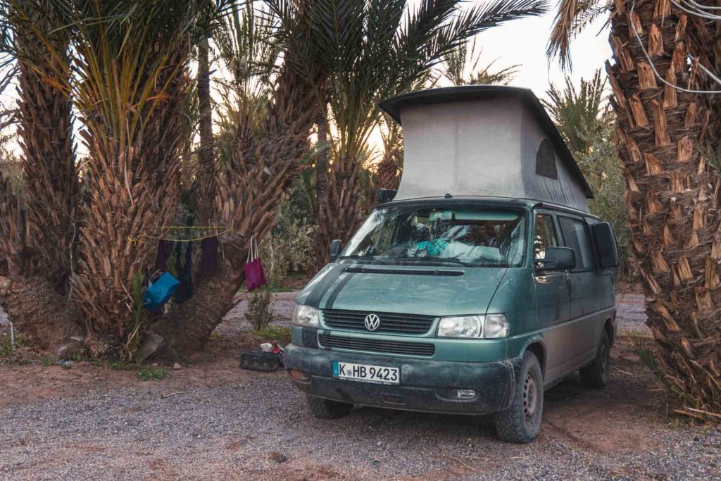 Mit dem VW Bus zwischen Palmen auf dem Campingplatz Bivouac Lot of Stars in Ouarzazate