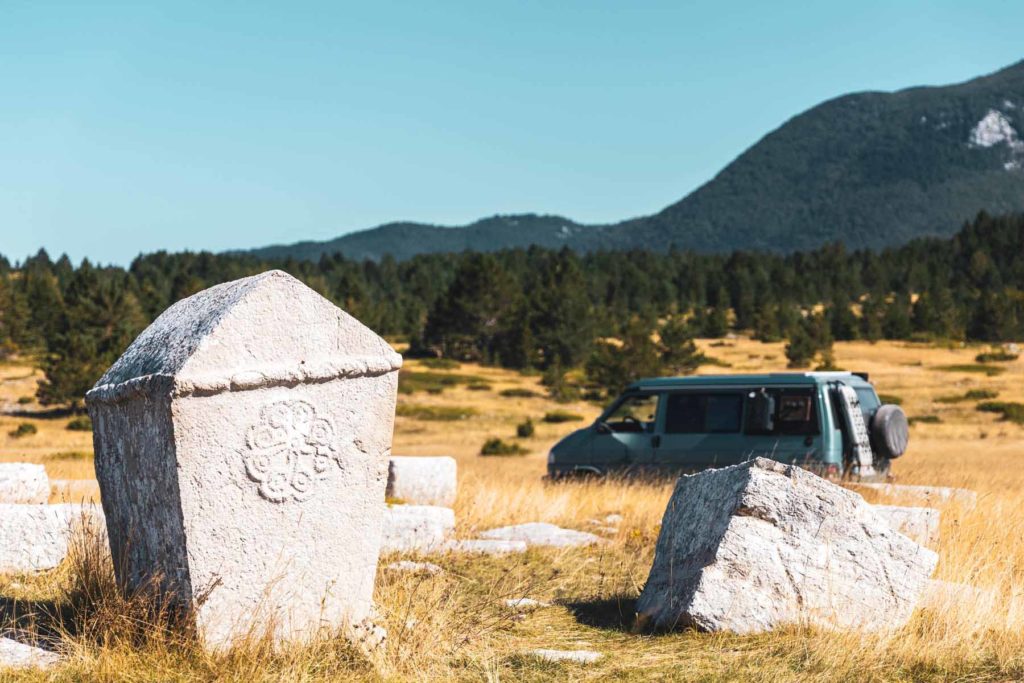 Vorbei an antiken Grabstätten auf der Offroad Tour durch Bosnien und Herzegowina im Blindije Naturpark