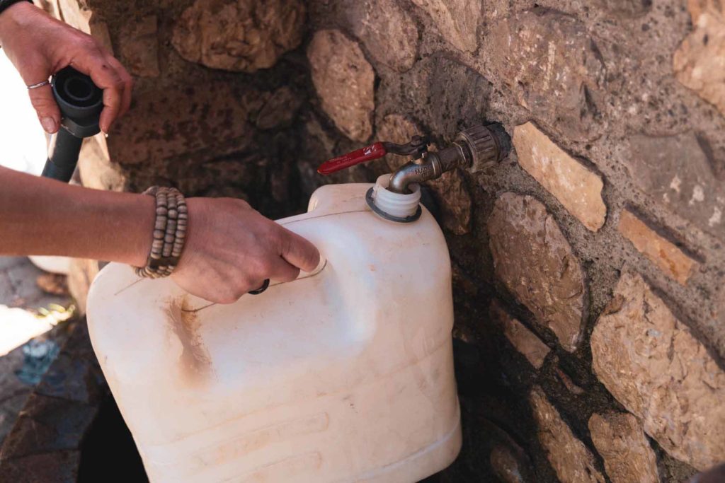 Wasserkanister auffüllen an Wasserstelle in Albanien