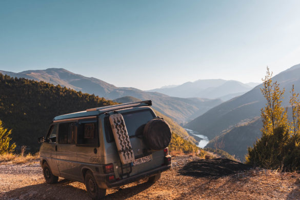 Mit dem VW Bus T4 Syncro entlang der Offroad Piste am Schwarzen Drin in Albanien