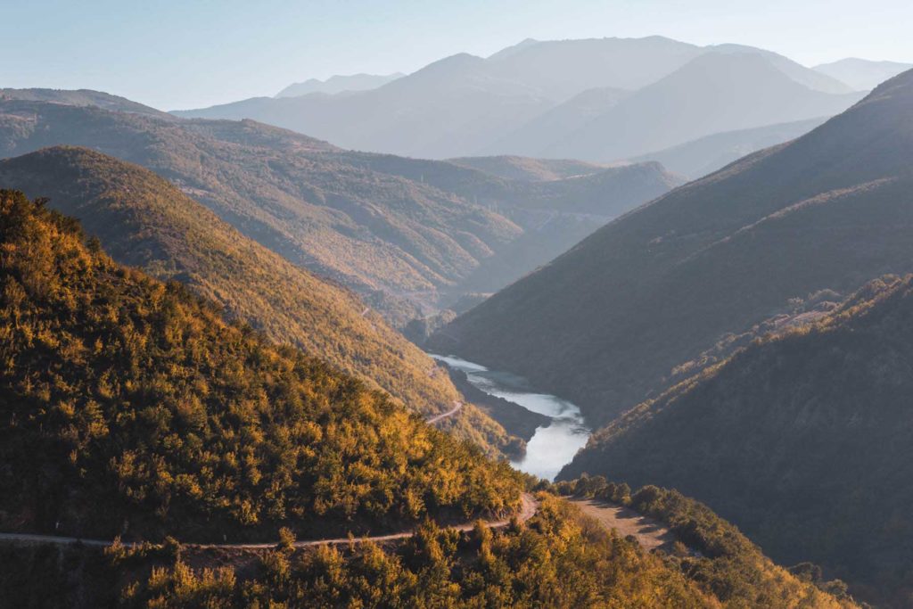 Die Piste schlängelt sich in Flusstal zum Schwarzen Drin in Albanien