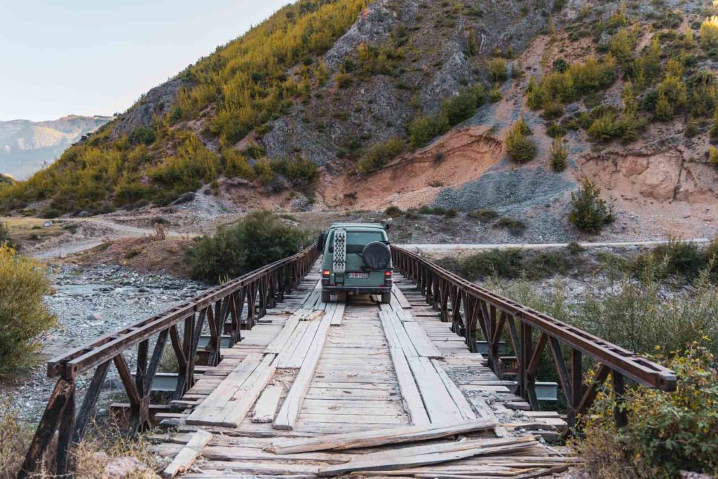 Überquerung einer maroden Holzbrücke mit dem VW Bus T4 Syncro auf der Offroad Piste am Schwarzen Drin in Albanien