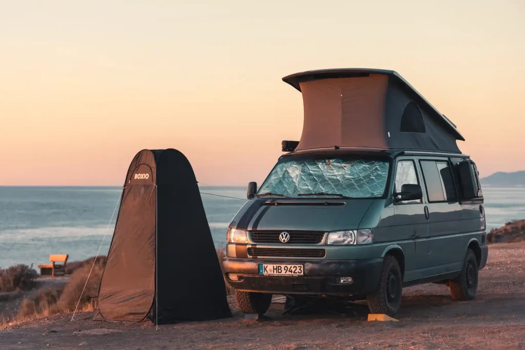 Boxio Tent am Meer bei Freistehenmit VW Bus T4 California mit Aufstelldach