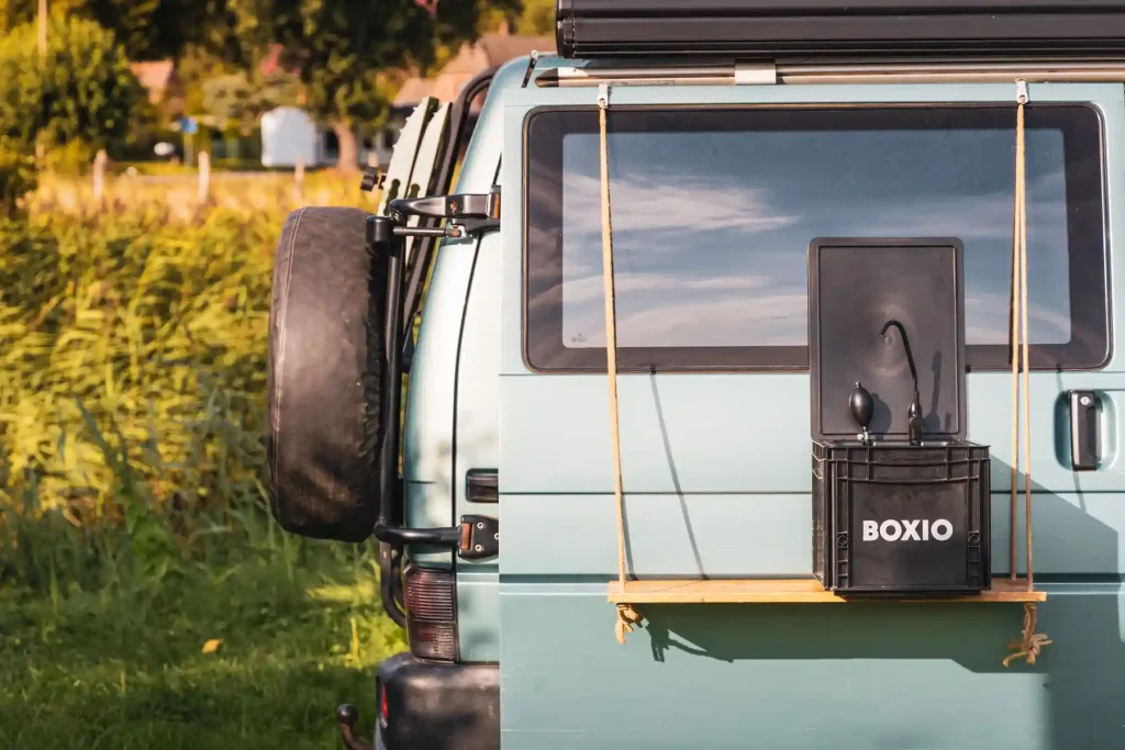 Boxio Wash im Einsatz beim Camping mit VW Bus