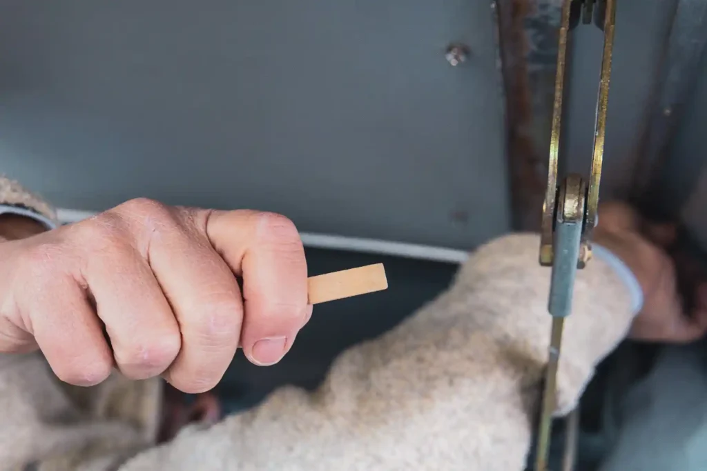 Holzwäscheklammer als Werkzeug zum einpressen des neuen Faltenbalgs für das Westfalia Aufstelldach in die Kederschiene