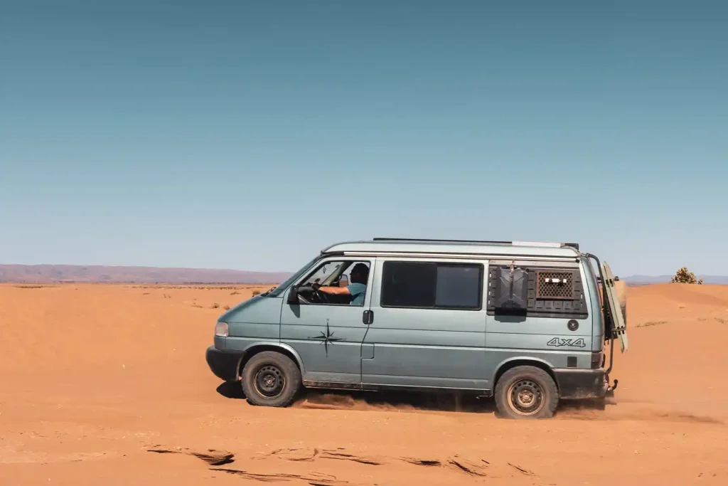 VW T4 Syncro California Campervan mit Offroad Ausrütung unterwegs im Sand in der Wüste Marokkos