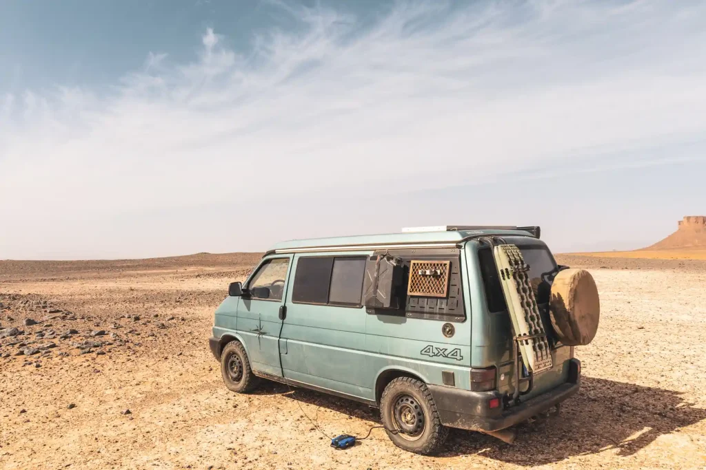 VW T4 Syncro Reifen aufpumpen in der Wüste mit Luftkomprssor