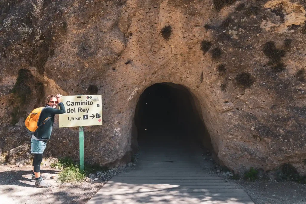 Der Weg zum Caminito del Rey von Ardales führt durch einen langen Tunnel