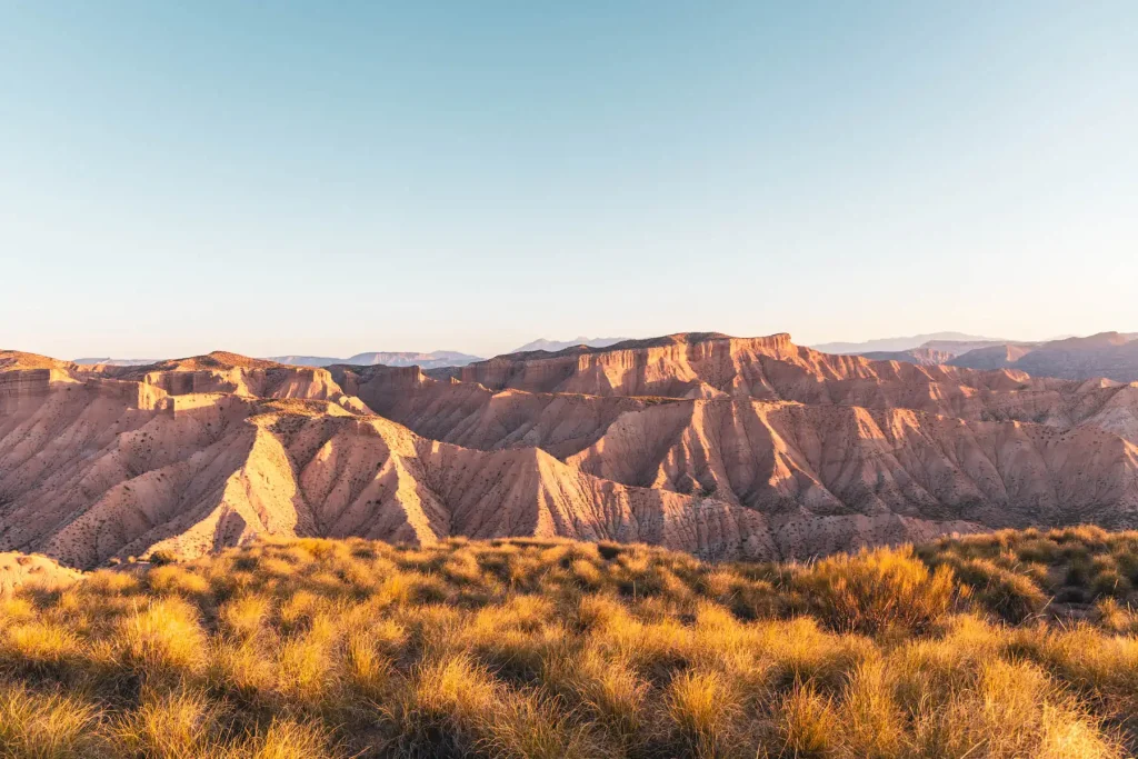 Landschaft der Gorafe Wüste nach Sonnenaufgang