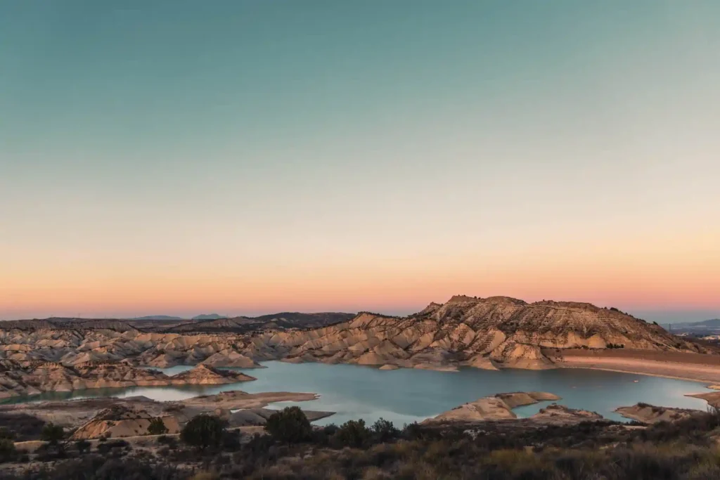 Badlands von Murcia - Blick auf den Embalse de Algeciras nach Sonnenuntergang