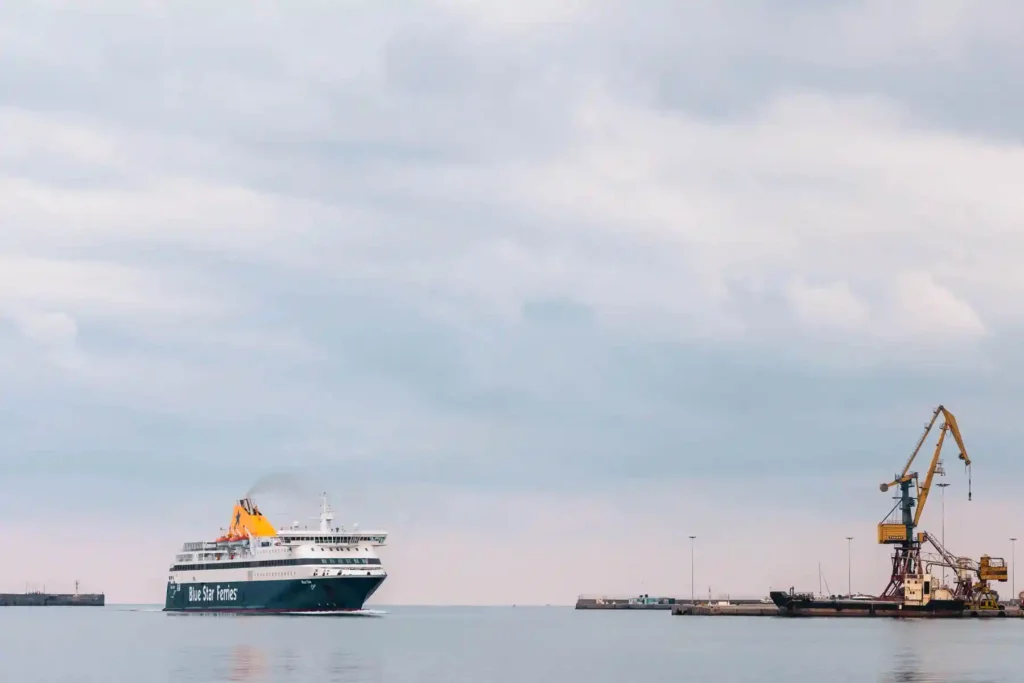 Blue Star Ferries bei Einfahrt im Hafen von Heraklion