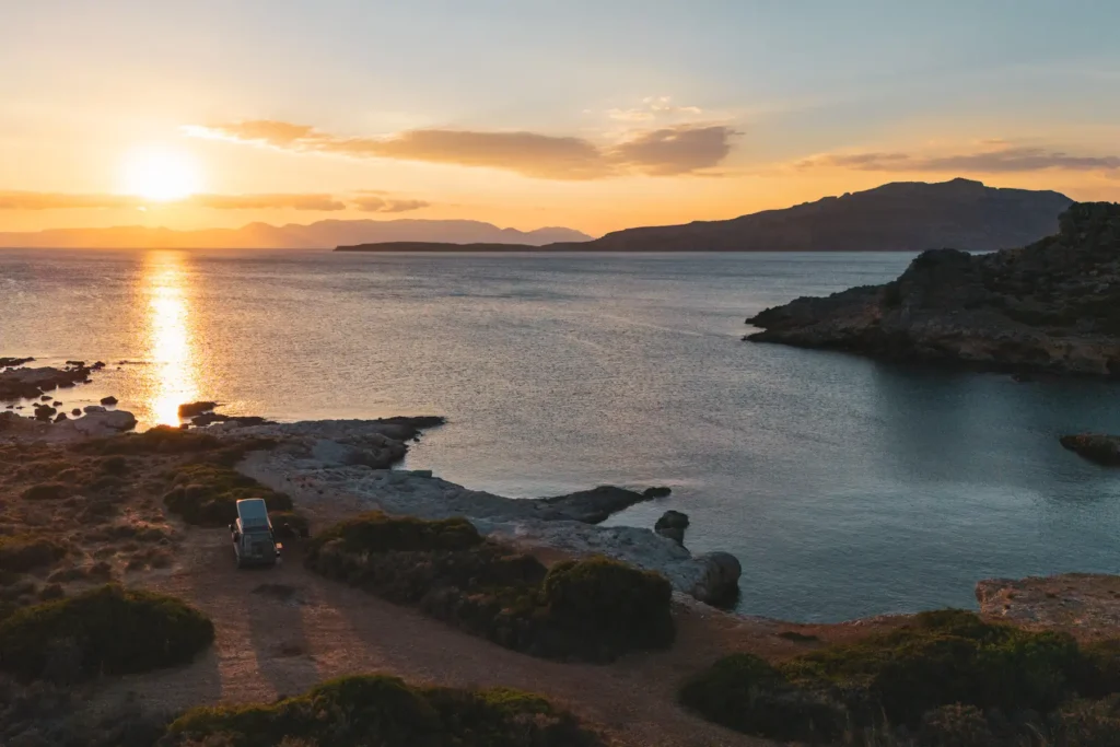 Freistehen mit dem Camper direkt am Meer bei Sonnenuntergang auf der Peloponnes in Griechenland