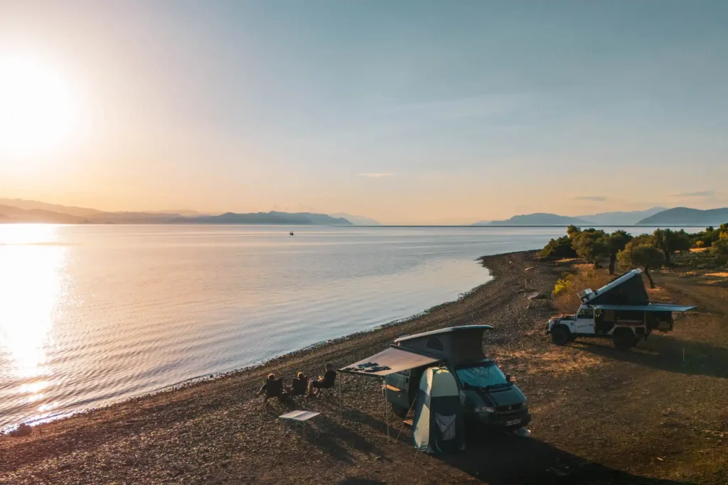 Delfinbeobachtung bei Sonnenuntergang vom Strand bei Limni auf Euböa