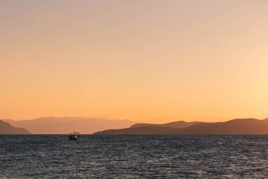 Sonnenuntergang über dem Meer auf Euböa