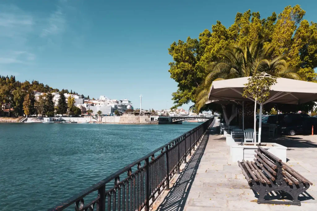 Blick auf den Euripos-Kanal mit Brücke die das griechische Festland mit Euböa verbindet