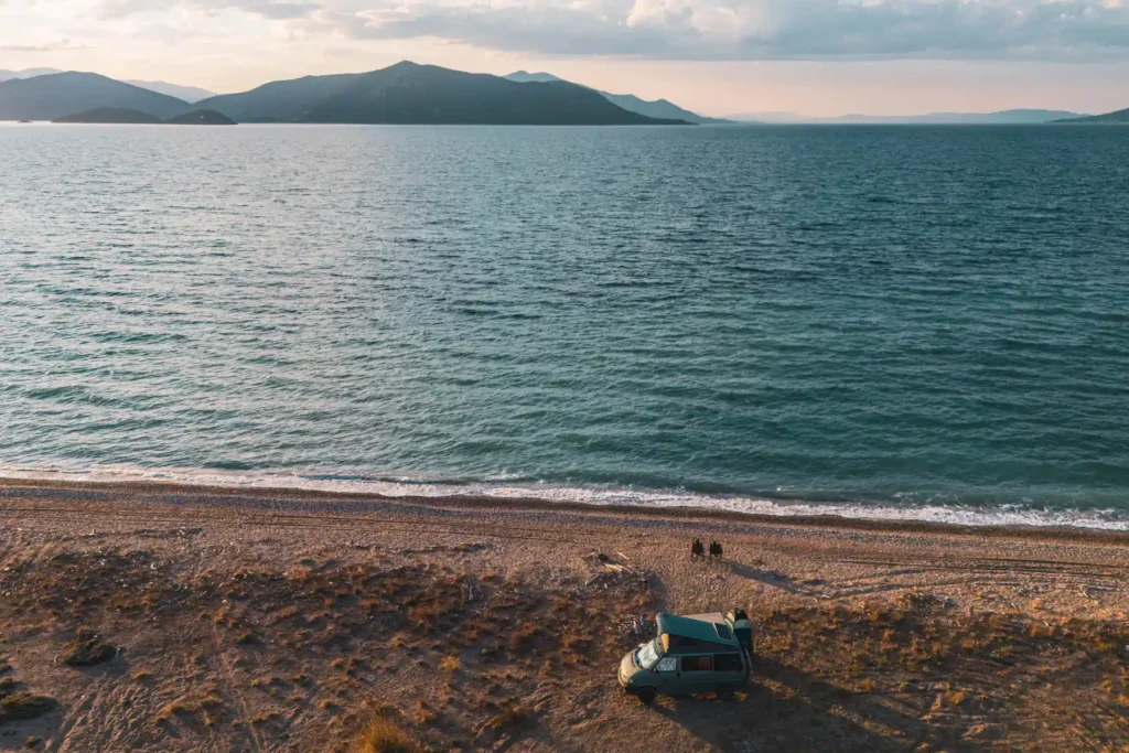 Freistehen mit dem Camper mit Blick auf den Pilion an der Nordküste Euböas