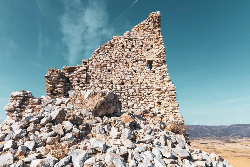 Zerfallener Turm auf dem Hügel der antiken Stadt Dystos