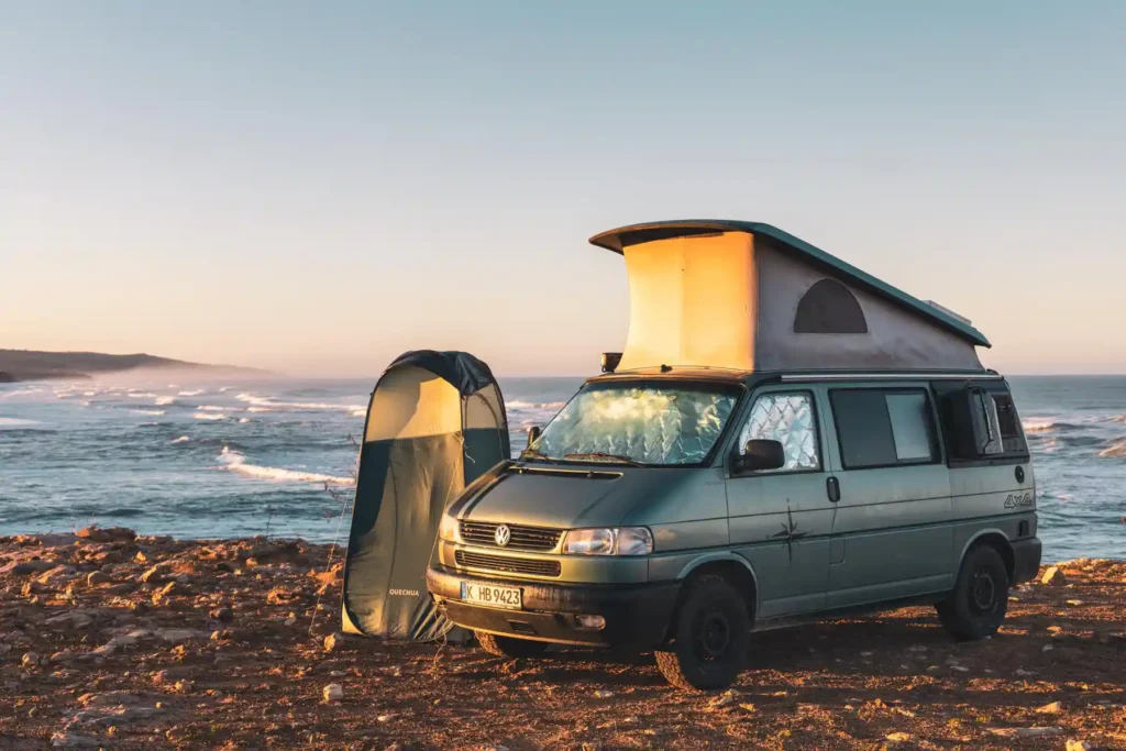 Mit Camper und Duschzelt freistehen direkt am Meer