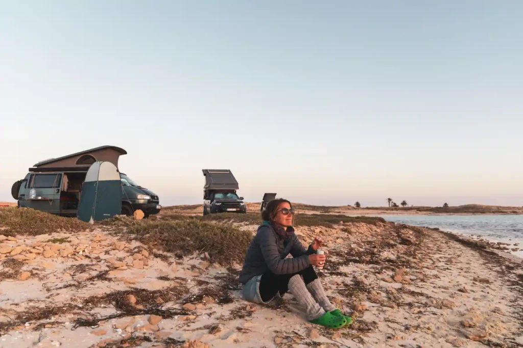 Alkohol in Tunesien Sonnenuntergangsbier am Strand auf Djerba