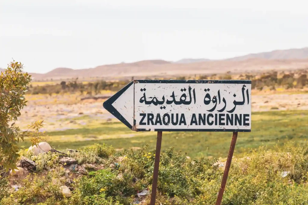 Lost Place Tunesien – Das geheimnisvolle Berberdorf Zeraoua Wegweiser zum verlassenen Berberdorf Zeraoua - Zraoua Ancienne