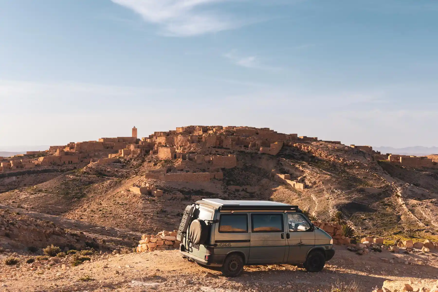 Anreise mit VW Bus über Offroad Piste zum verlassenen Berberdorf Zeraoua in Tunesien