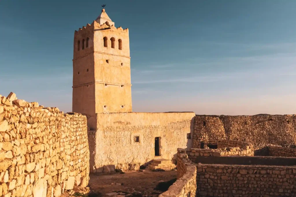 Lost Place Tunesien – Minarett Zeraoua Das Minarett leuchtet im Abendlicht - Geisterdorf Zeraoua Matmata Tunesien