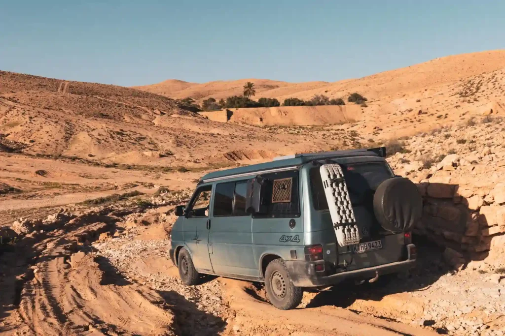 Lost Place Tunesien – Offroad Piste zum verlassenen Berberdorf Zeraoua- Mit 4x4 VW Bus auf der Offroad Piste zum verlassenen Dorf Zeraoua Matmata Region Tunesien