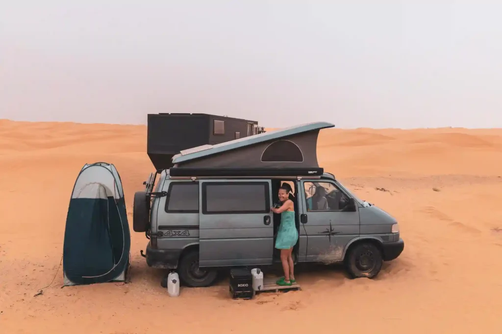 Pop-up Duschzelt Pop-up Dusch- und Toilettenzelt mit VW Bus in der tunesischen Sahara