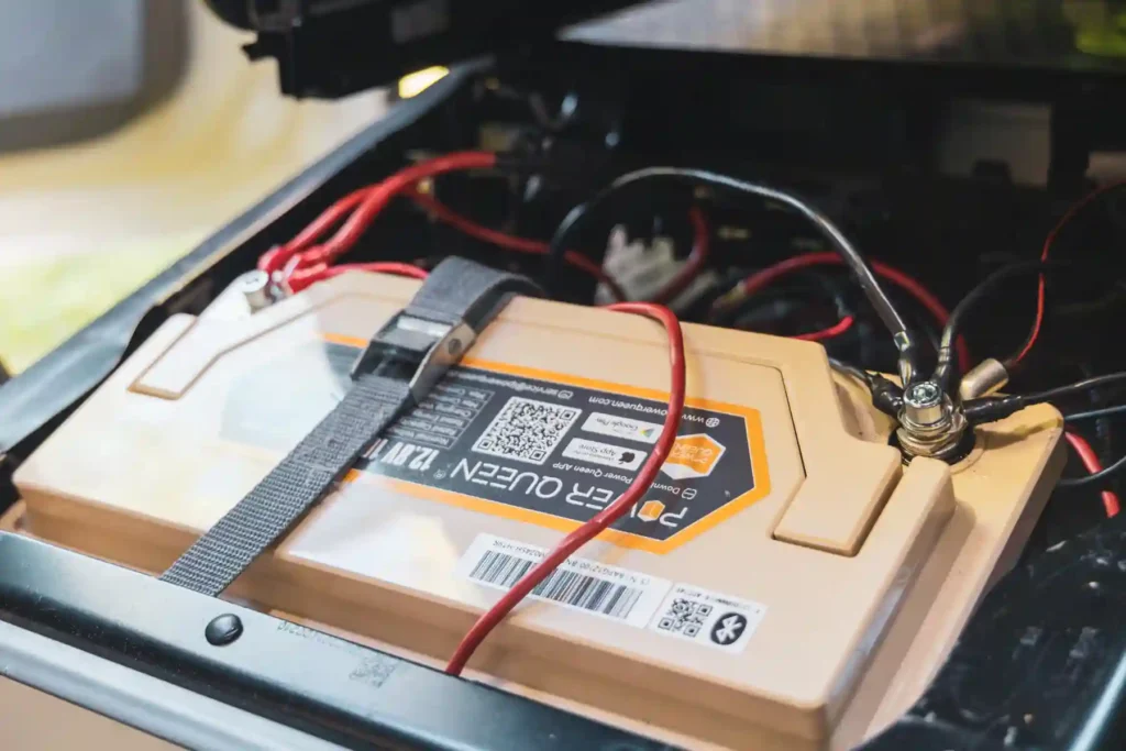 Power Queen LiFePO4 12V 100Ah 190H – smarte Lithium-Batterie für Wohnmobil und Van Power Queen LiFePO4 12V 100Ah 190H Smart - Einbau unter dem Fahrersitz im VW T6