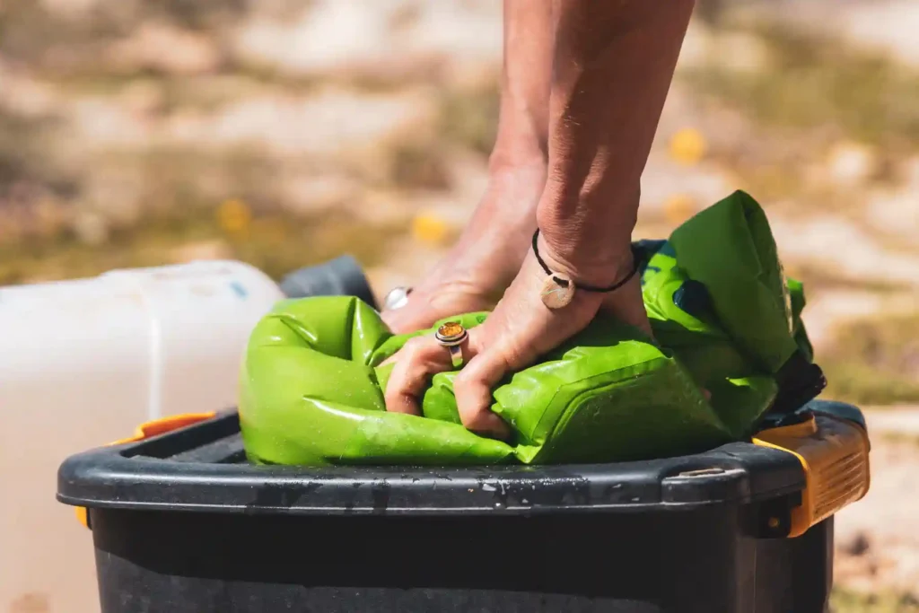 Scrubba Wash Bag – Die Reisewaschmaschine für unterwegs im Praxistest Scrubba Wash Bag im Test - Der Rubbel-Effekt verbessert die Reinigungsleistung spürbar