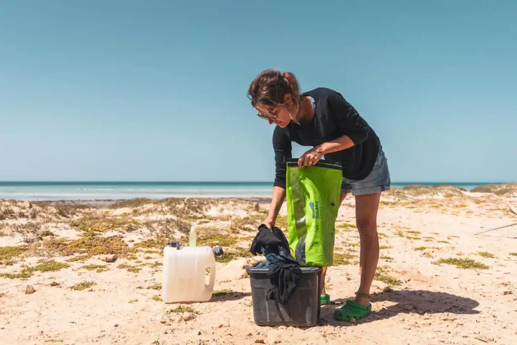 Scrubba Wash Bag – Die Reisewaschmaschine für unterwegs im Praxistest Kleidungsstücke in den Scrubba Wash Bag packen
