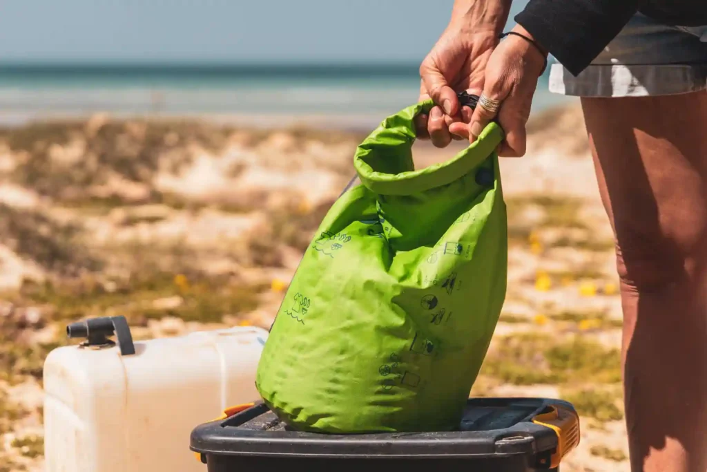 Scrubba Wash Bag – Die Reisewaschmaschine für unterwegs im Praxistest Verschließen des Scrubba Wash Bags