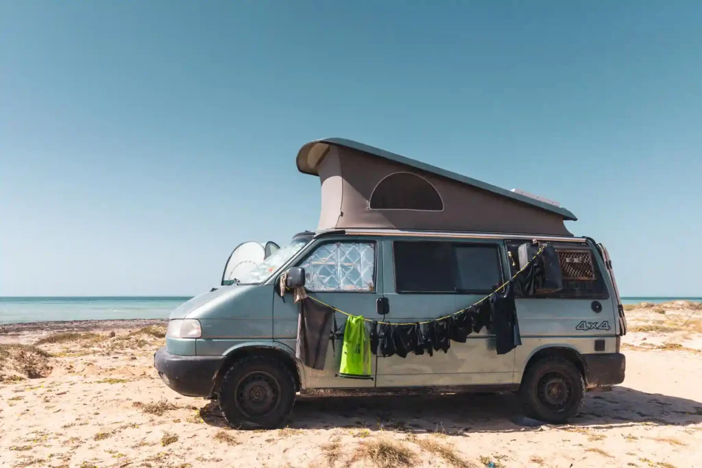 Scrubba Wash Bag – Die Reisewaschmaschine für unterwegs im Praxistest Nach dem Waschen hängt die Wäsche an der Wäscheleine am VW Bus