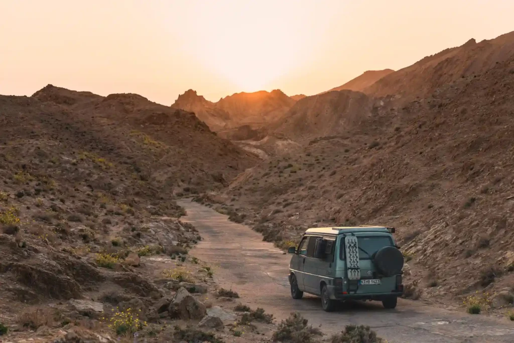 Tunesien Roadtrip mit dem VW Bus Camper VW T4 Rommel Piste Sonnenuntergang