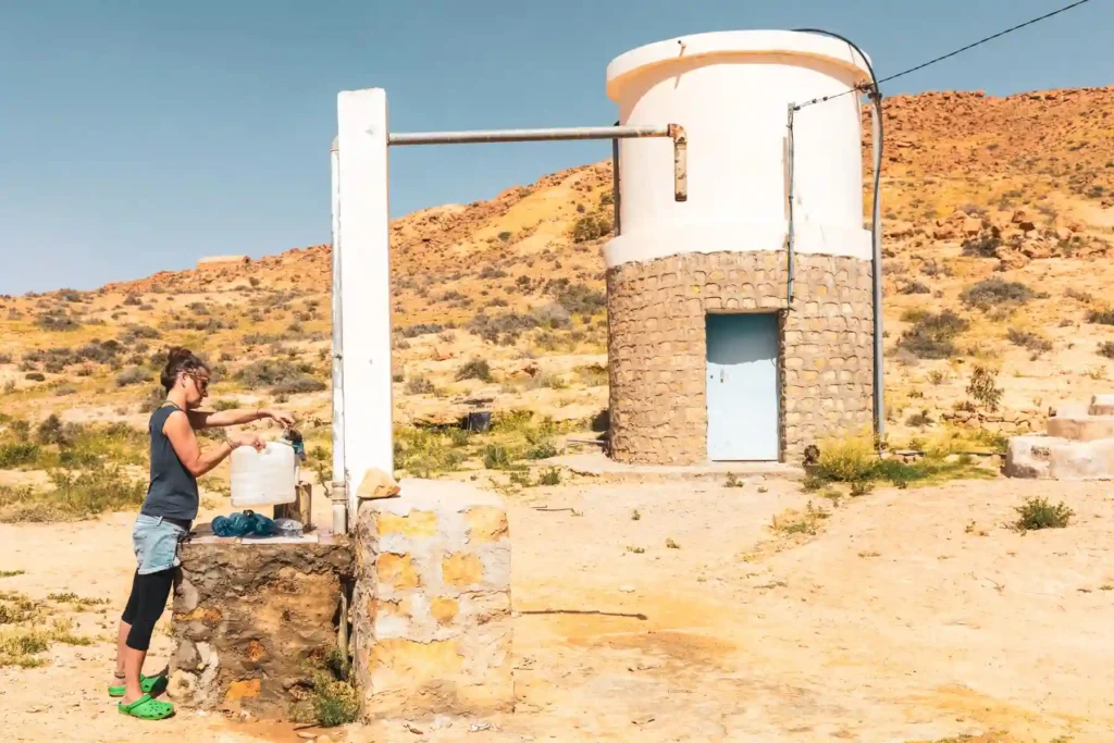 Wassertank auffüllen in Tunesien Auffüllen des Wasserkanisters an einer Wasserstelle in Tunesien