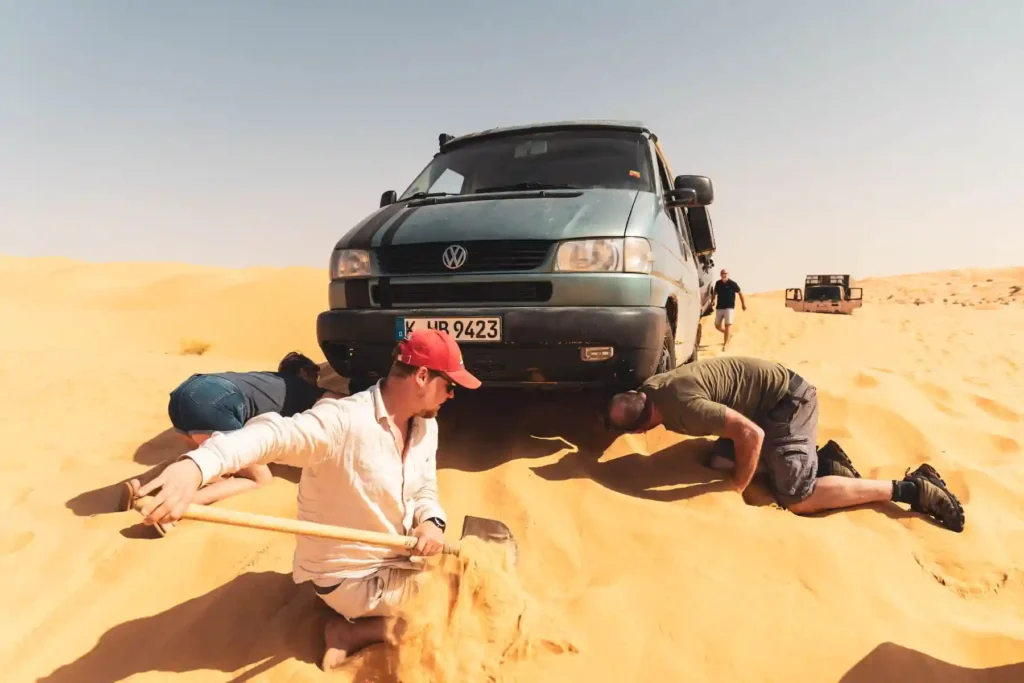 Tunesien Offroad mit dem 4×4 Camper VW Bus befreien aus dem Tiefsand in der tunesischen Sahara - Tunesien Offroad mit dem 4×4 Camper
