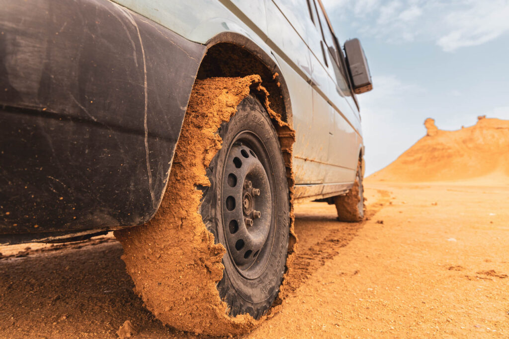 Tunesien Offroad mit dem 4×4 Camper Feuchte Sandpiste - Offroad mit dem 4×4 Camper in Tunesien