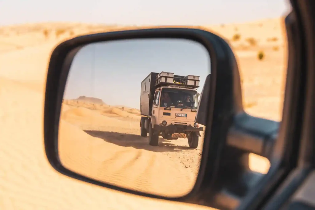 Tunesien Offroad mit dem 4×4 Camper Grand Erg Oriantal - Blick in den Rückspiegel zum Tembaine