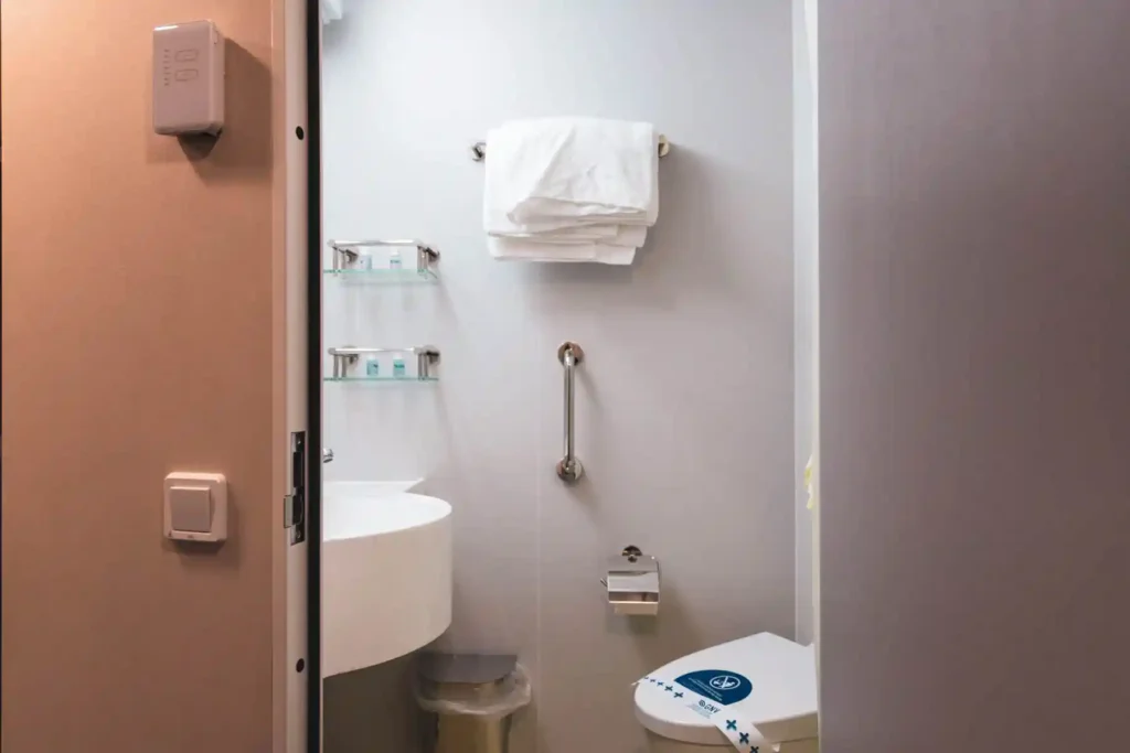 Bad der Zweibettkabine auf der GNV Polaris mit Toilette, Waschbecken und Dusche