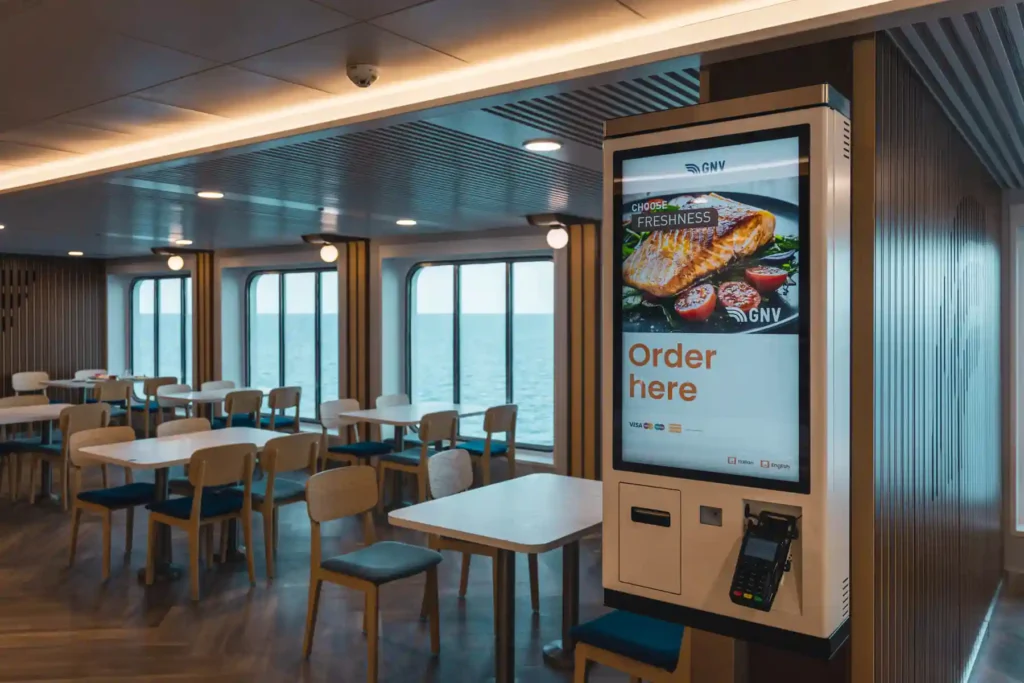 Panorama-Deck der GNV Polaris Fähre nach Sizilien mit gemütlichen Sesseln und Meerblick