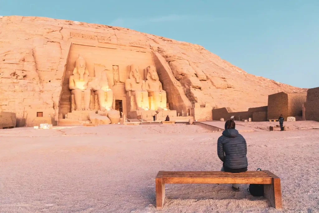 Mietwagen - Auto mieten in Ägypten Blick auf den noch beleuchteten Tempel in Abu Simbel bei Sonnenaufgang